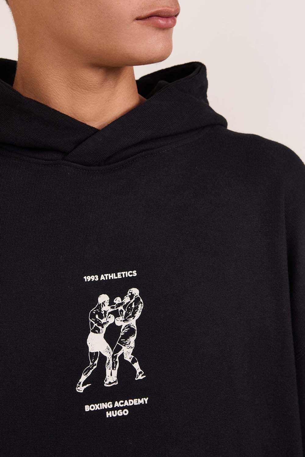 תמונת תקריב דוגמן של סווטישרט קפוצ'ון אוברסייז