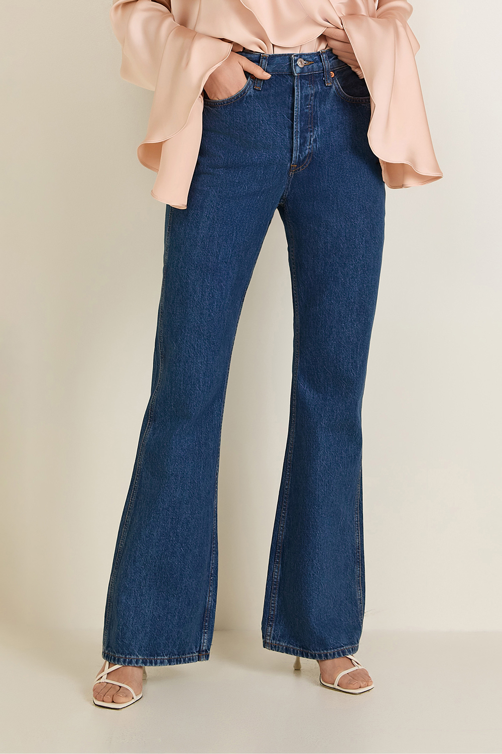 תמונת דוגמן קידמית של מכנסי ג'ינס בגזרה מתרחבת