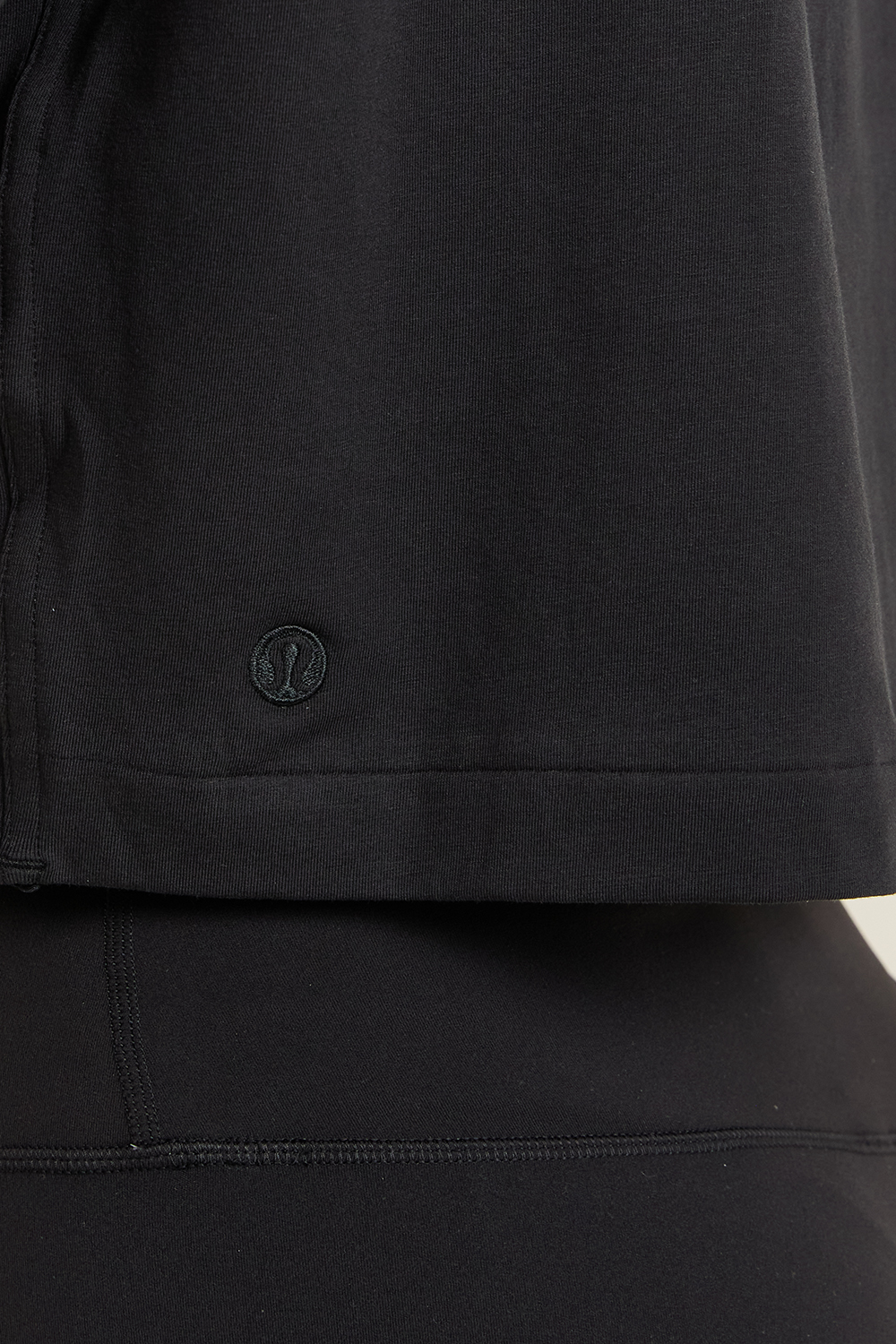 תמונת תקריב דוגמן של All Yours Organic Cotton Cropped T-Shirt