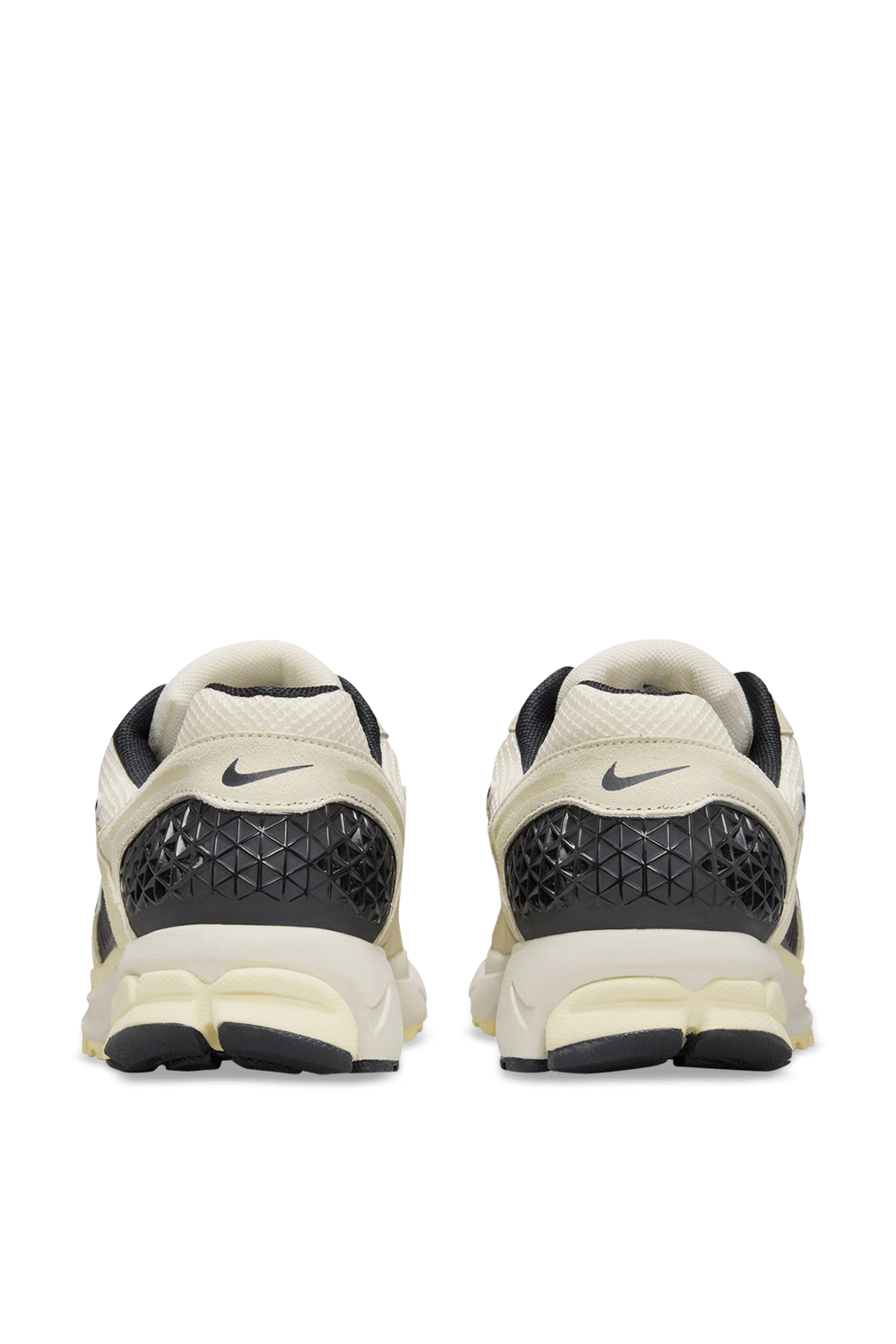 תמונה אחורית של נעלי סניקרס זום וומרו 5