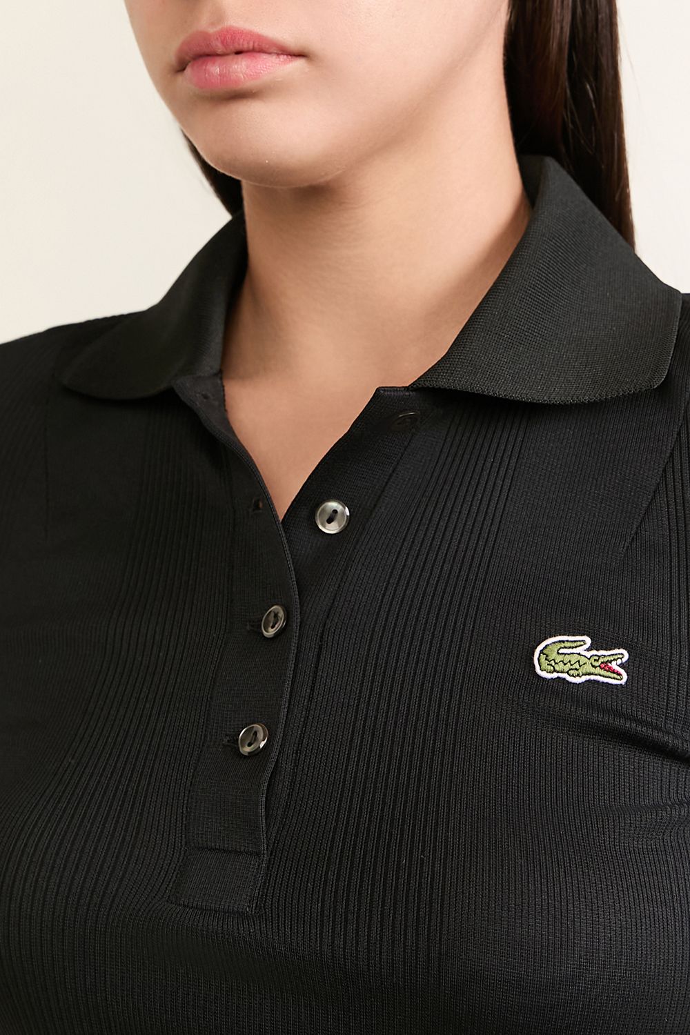 תמונת תקריב דוגמן של חולצת פולו סלים פיט