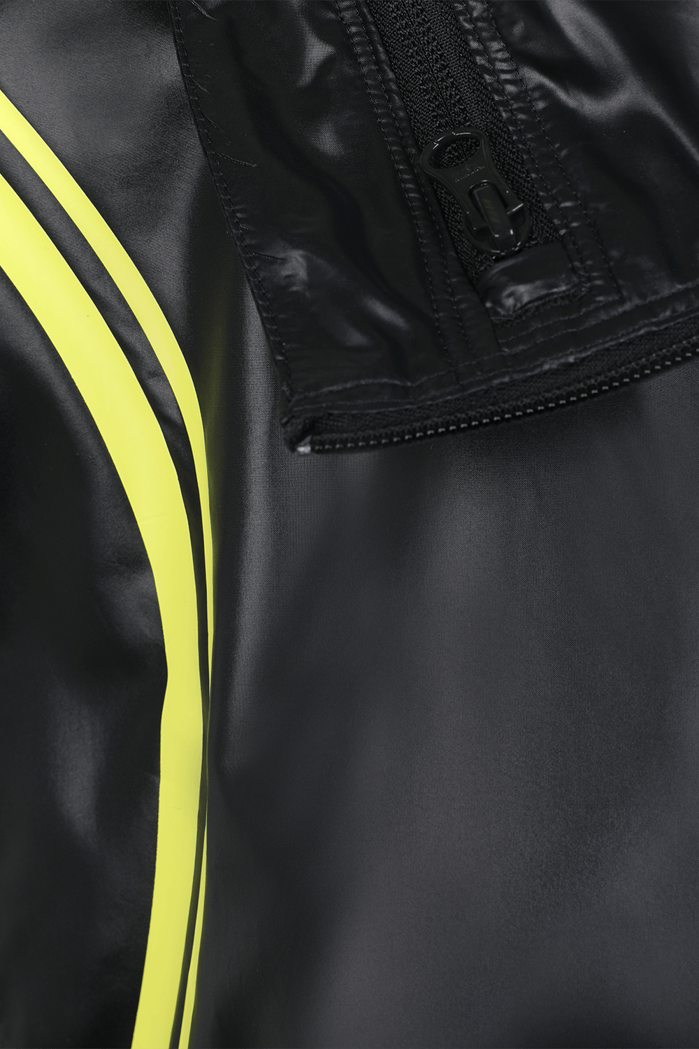 תמונת תקריב של אדידס X סטלה מקרטניוסט אימון מחומרים ממוחזרים