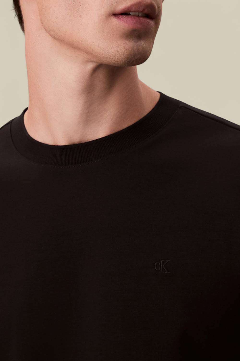 תמונת תקריב דוגמן של חולצת טי שרוול ארוך