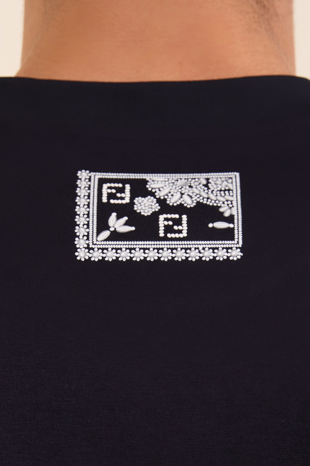 חולצת טי בעיצוב בנדנה