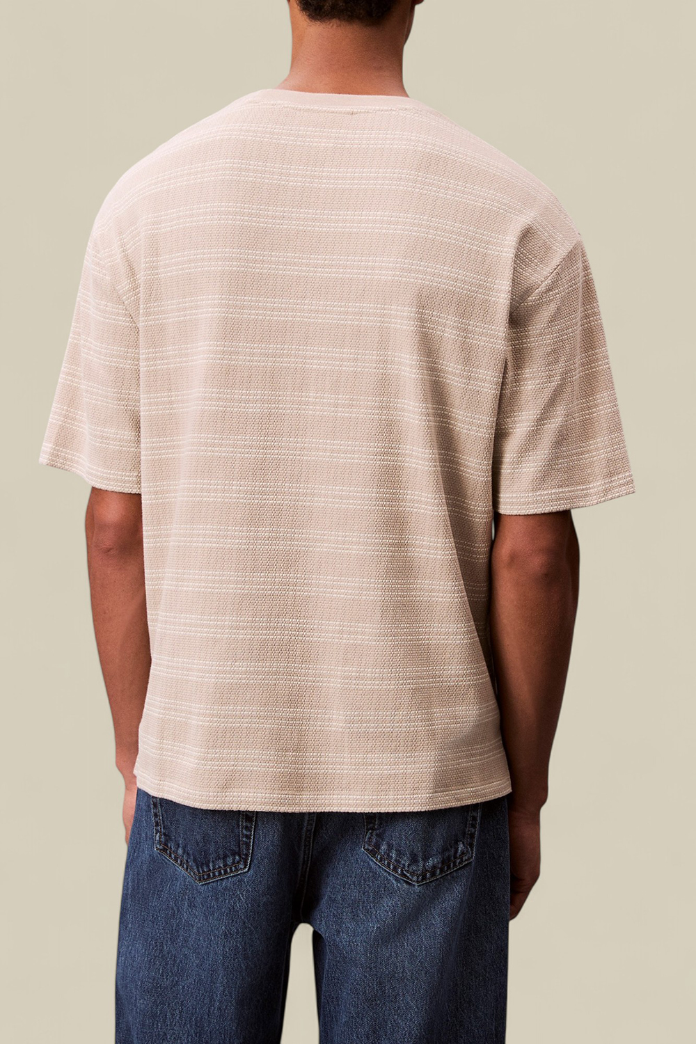 תמונת דוגמן אחורית של חולצת טי ארוגה