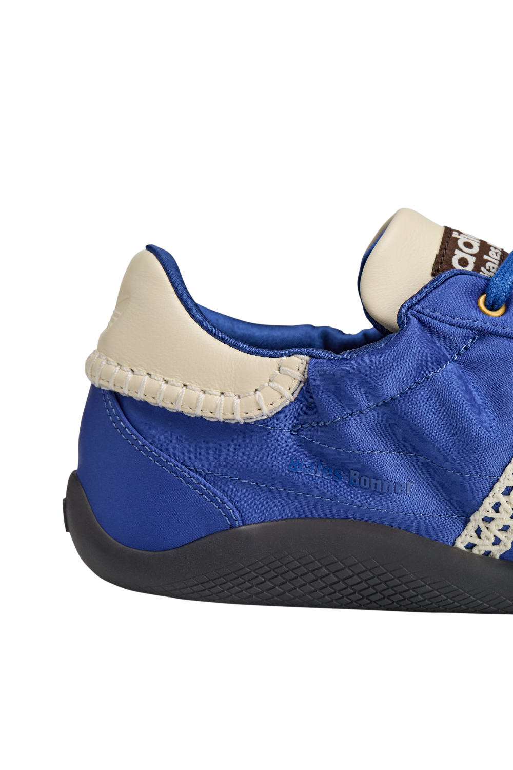 תמונת פנים של נעלי סניקרס