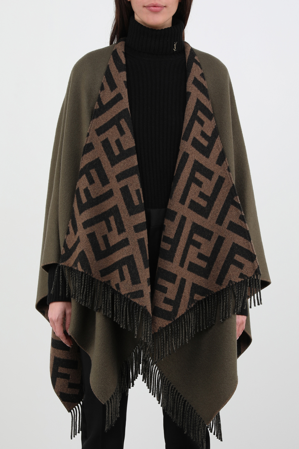 תמונת דוגמן קידמית של פונצ'ו מונוגרמי ירוק