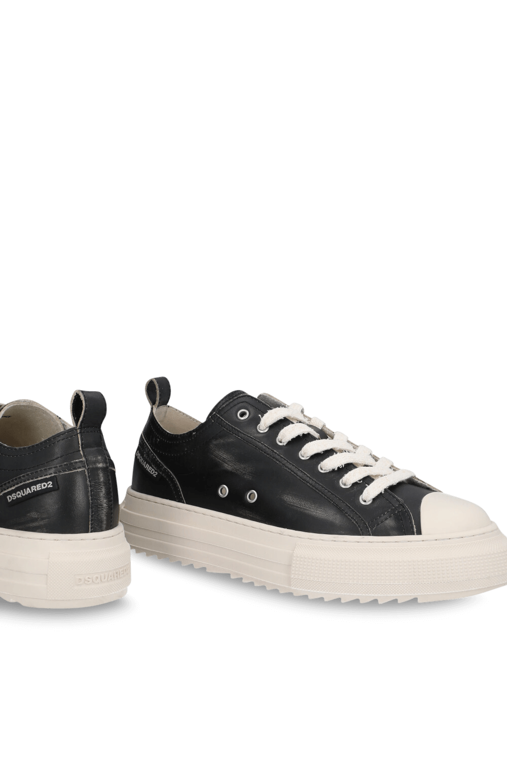 תמונת תקריב של נעלי סניקרס ברין