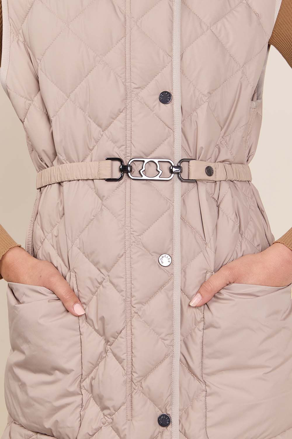 תמונת תקריב דוגמן של מעיל פוך וסט