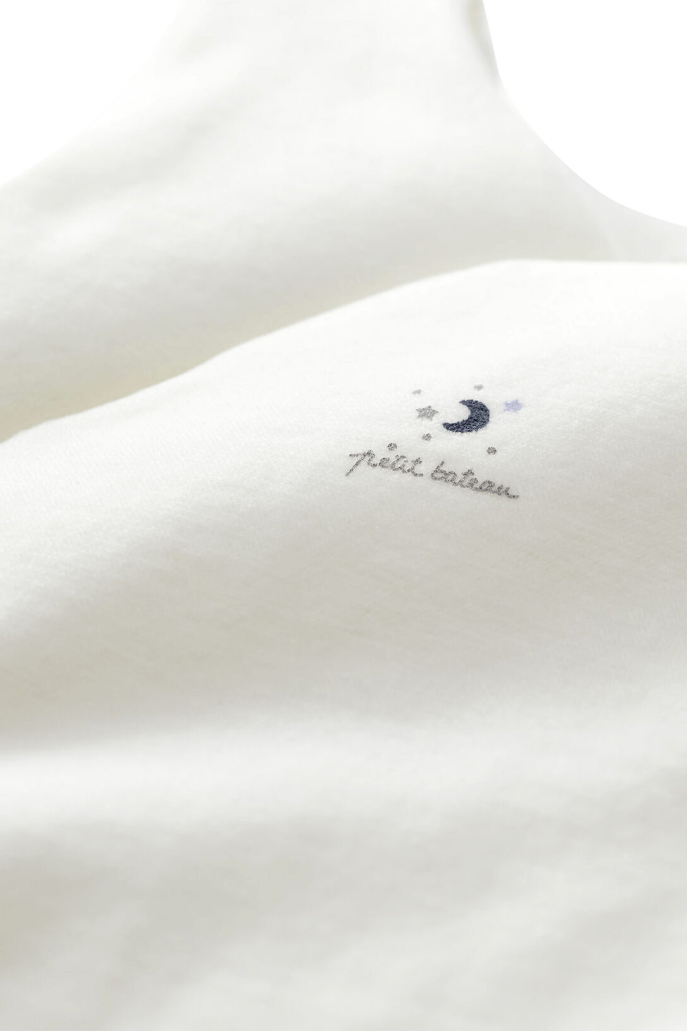 תמונת תקריב של שק שינה לבן עם סגירת תיקתקים - גיל 6 חודשים