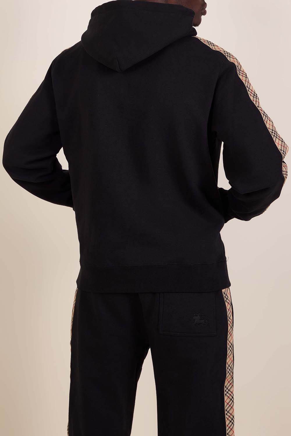 תמונת דוגמן אחורית של סווטשירט קפוצ'ון סלים פיט