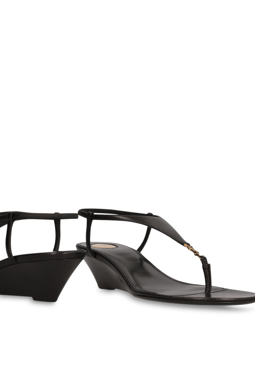 תמונת תקריב של סנדלי אצבע עקב