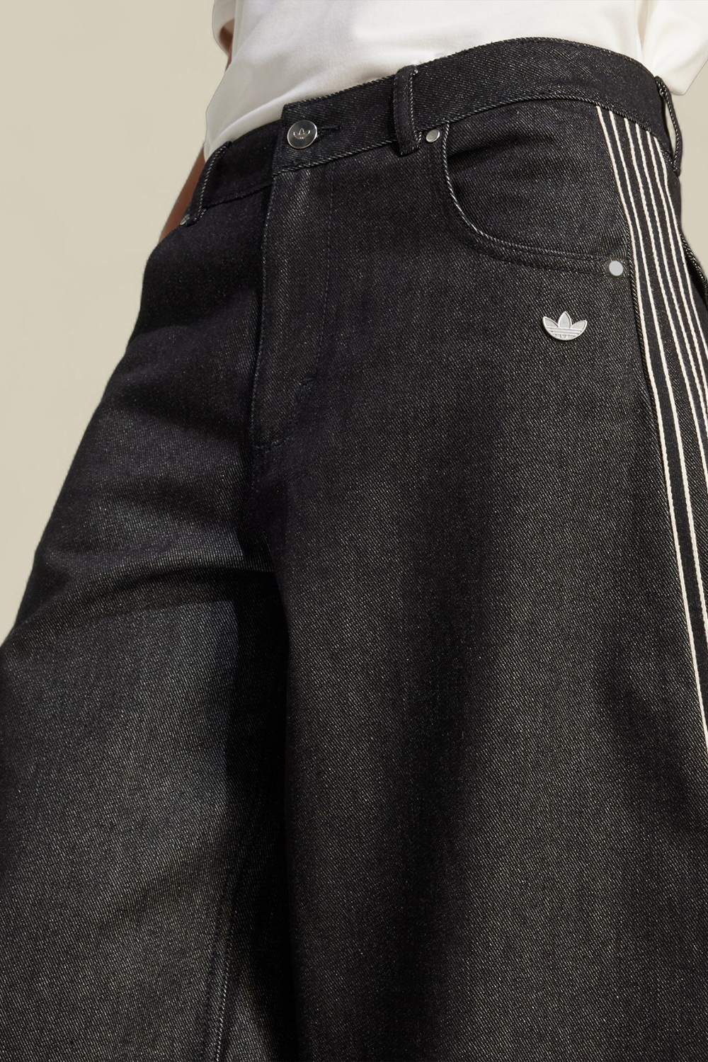 תמונת תקריב דוגמן של מכנסי ג'ינס בגזרת בלון