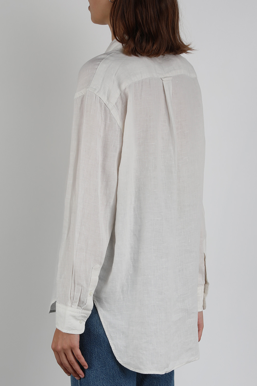 תמונת דוגמן אחורית של חולצת פשתן ארוכה לבנה עם לוגו רקום