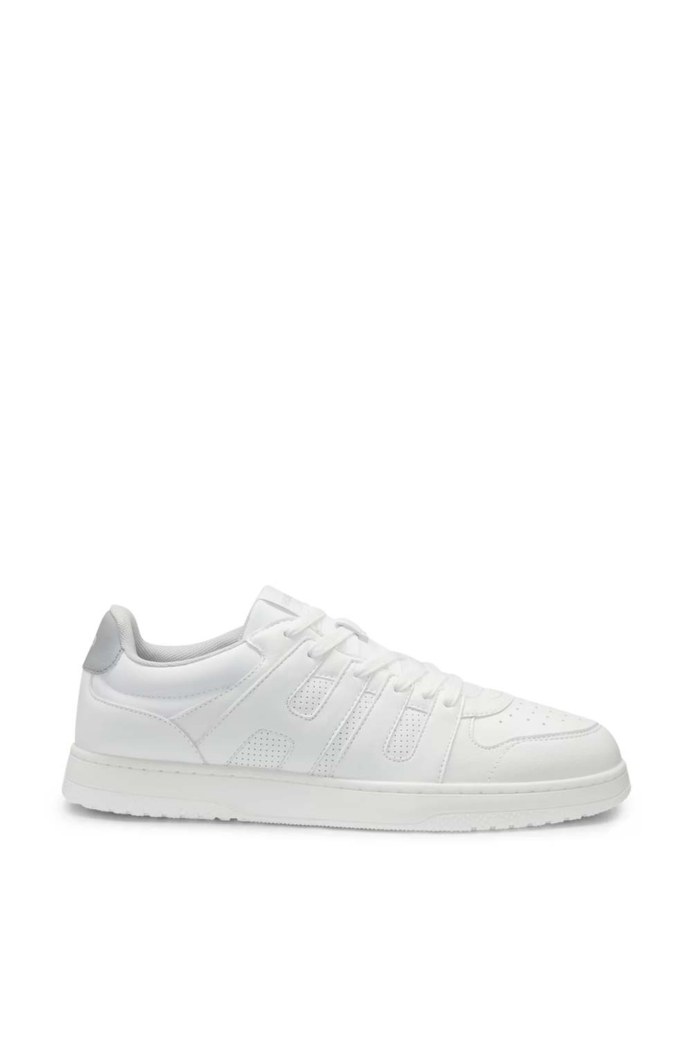 תמונה קידמית של נעלי סניקרס