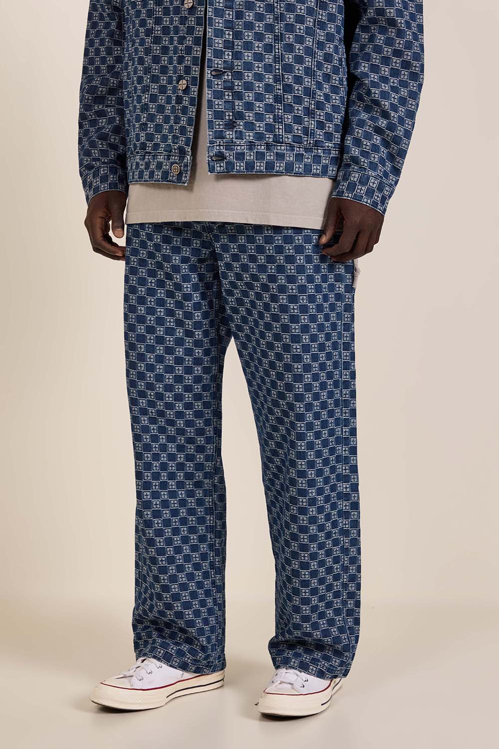 תמונת דוגמן קידמית של מכנסי ג'ינס אוברסייז