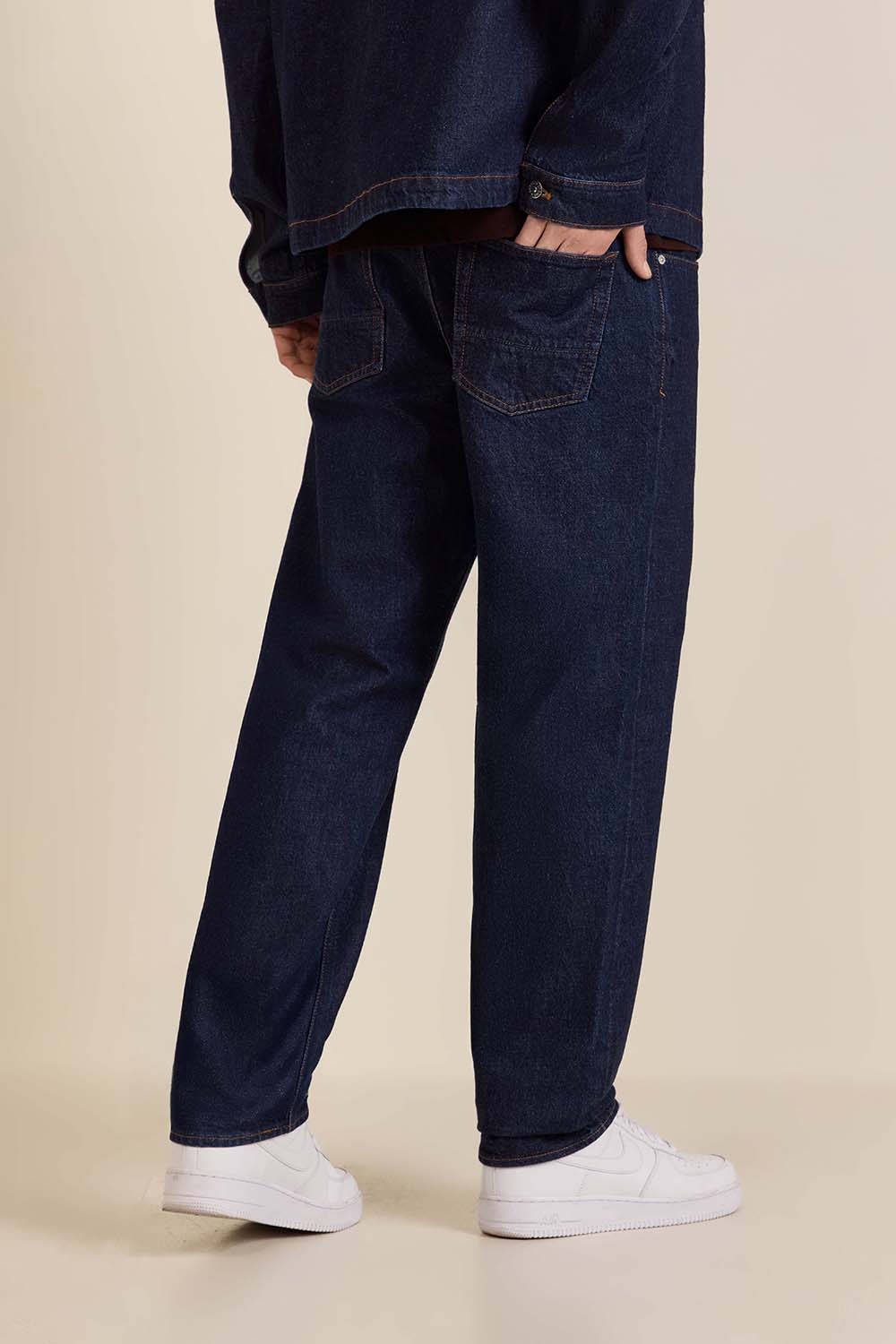 תמונת דוגמן אחורית של מכנסי ג'ינס בגזרה ישרה