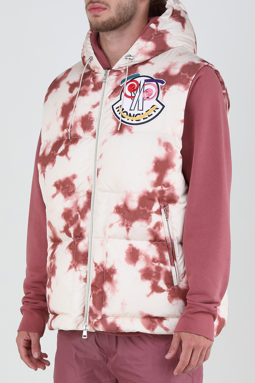 תמונת דוגמן קידמית של מונקלר 1952 וסט פאפר בהדפס טאי דאי