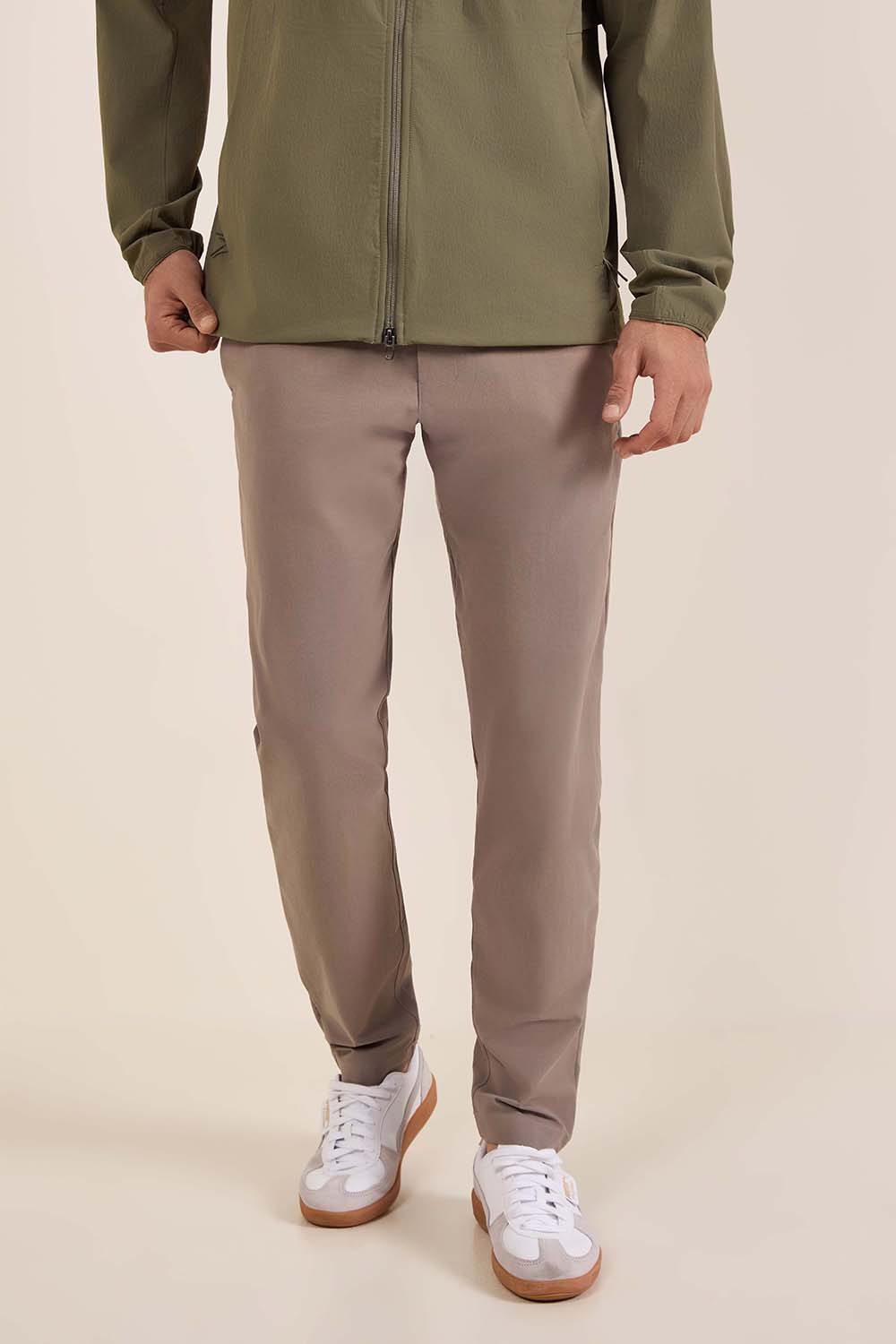 תמונת דוגמן קידמית של ABC Slim-Fit Trouser 32L *VersaTwill