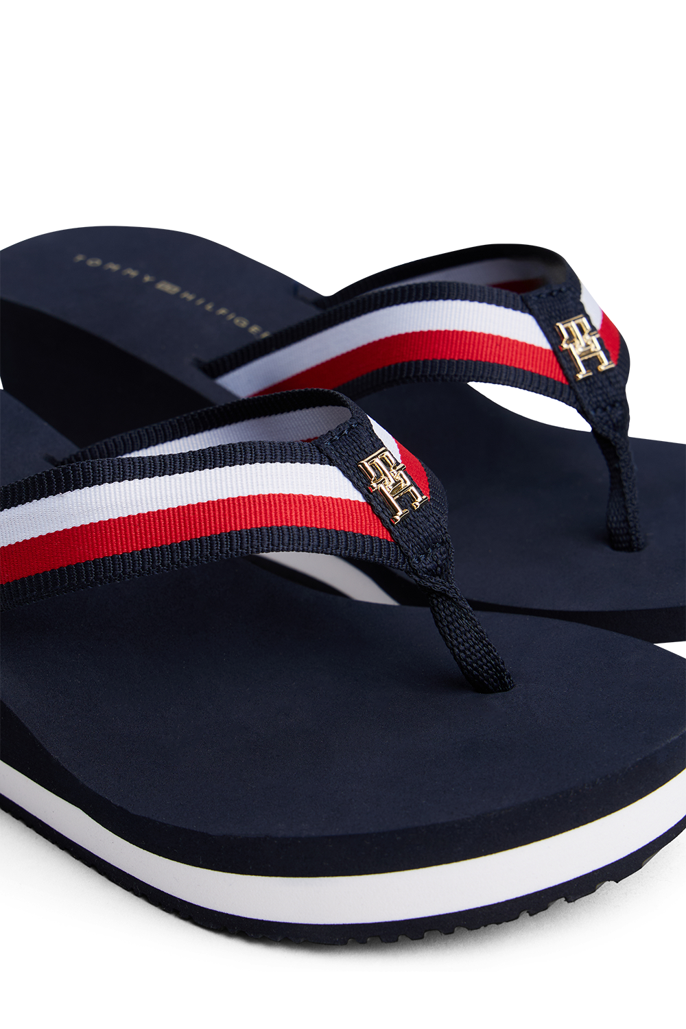 תמונת פנים של כפכפי אצבע עקב