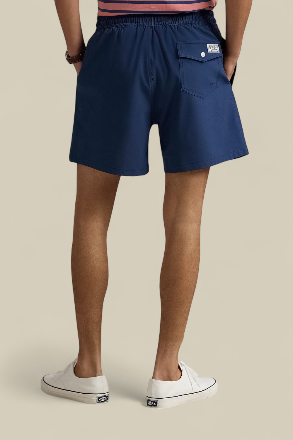 תמונת דוגמן אחורית של מכנסי בגד ים