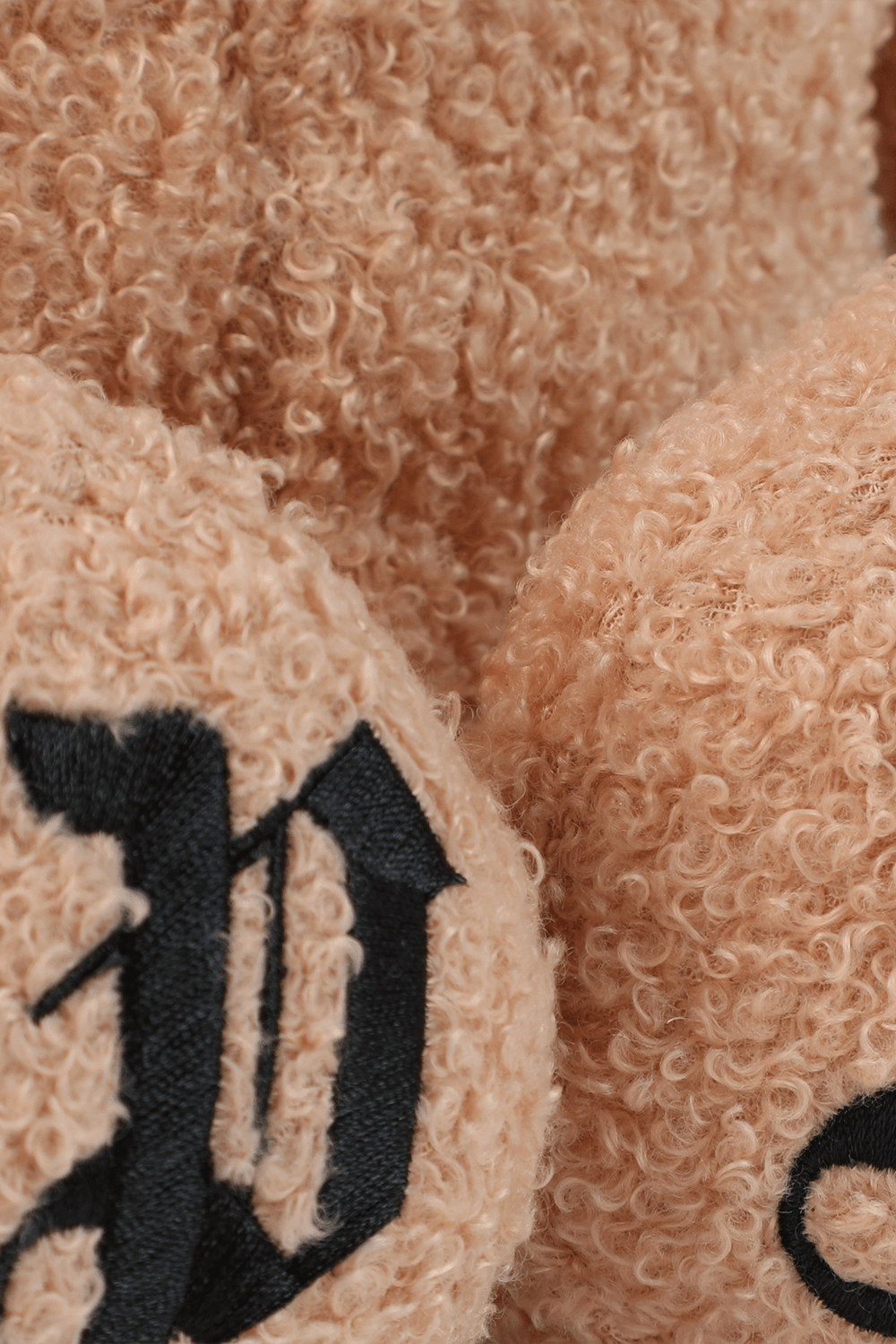 תמונת פנים של תיק גב דובי עם לוגו רקום