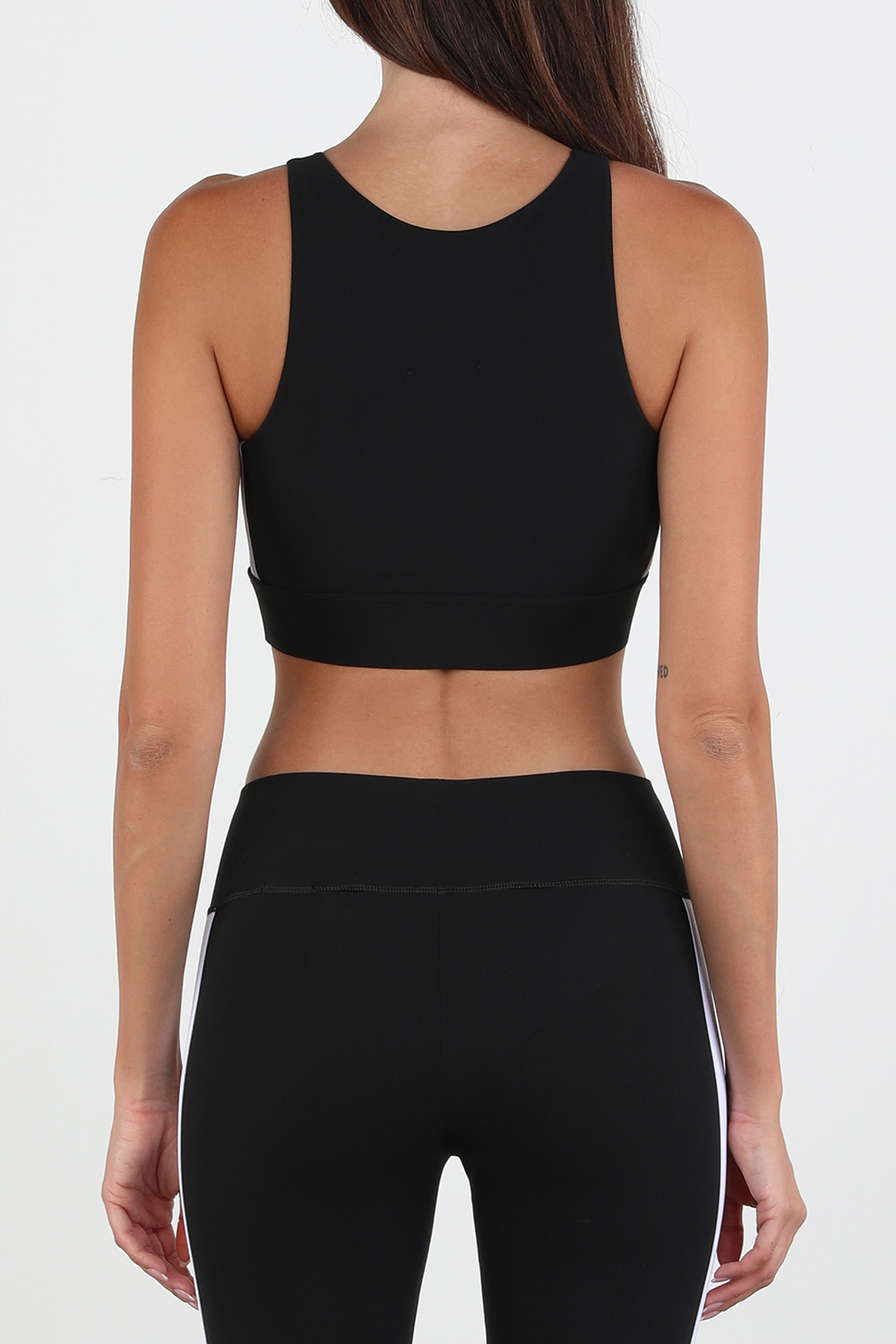 תמונת דוגמן אחורית של טופ ספורט בשחור עם לוגו