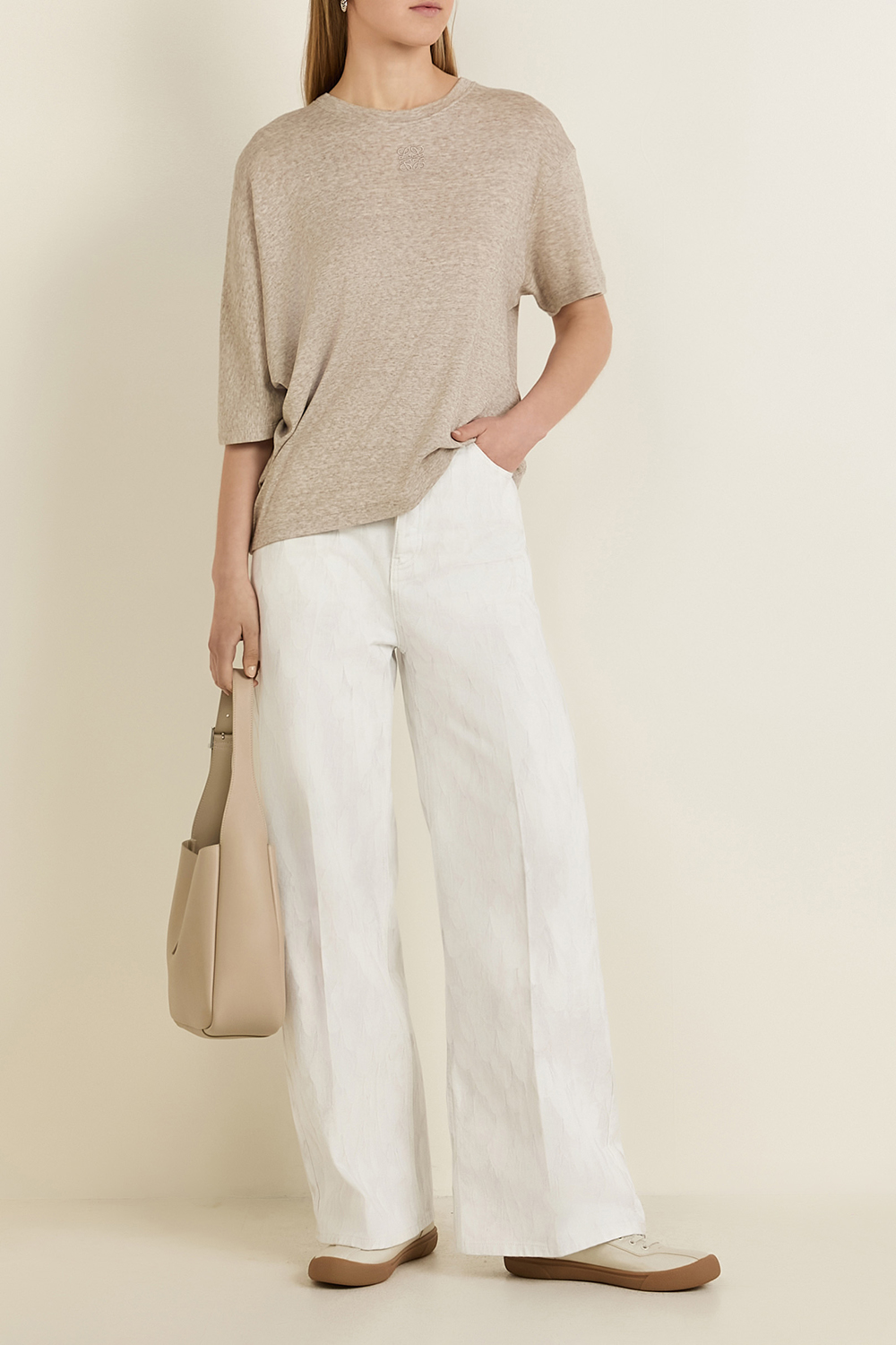 תמונת דוגמן קידמית של נעלי סניקרס