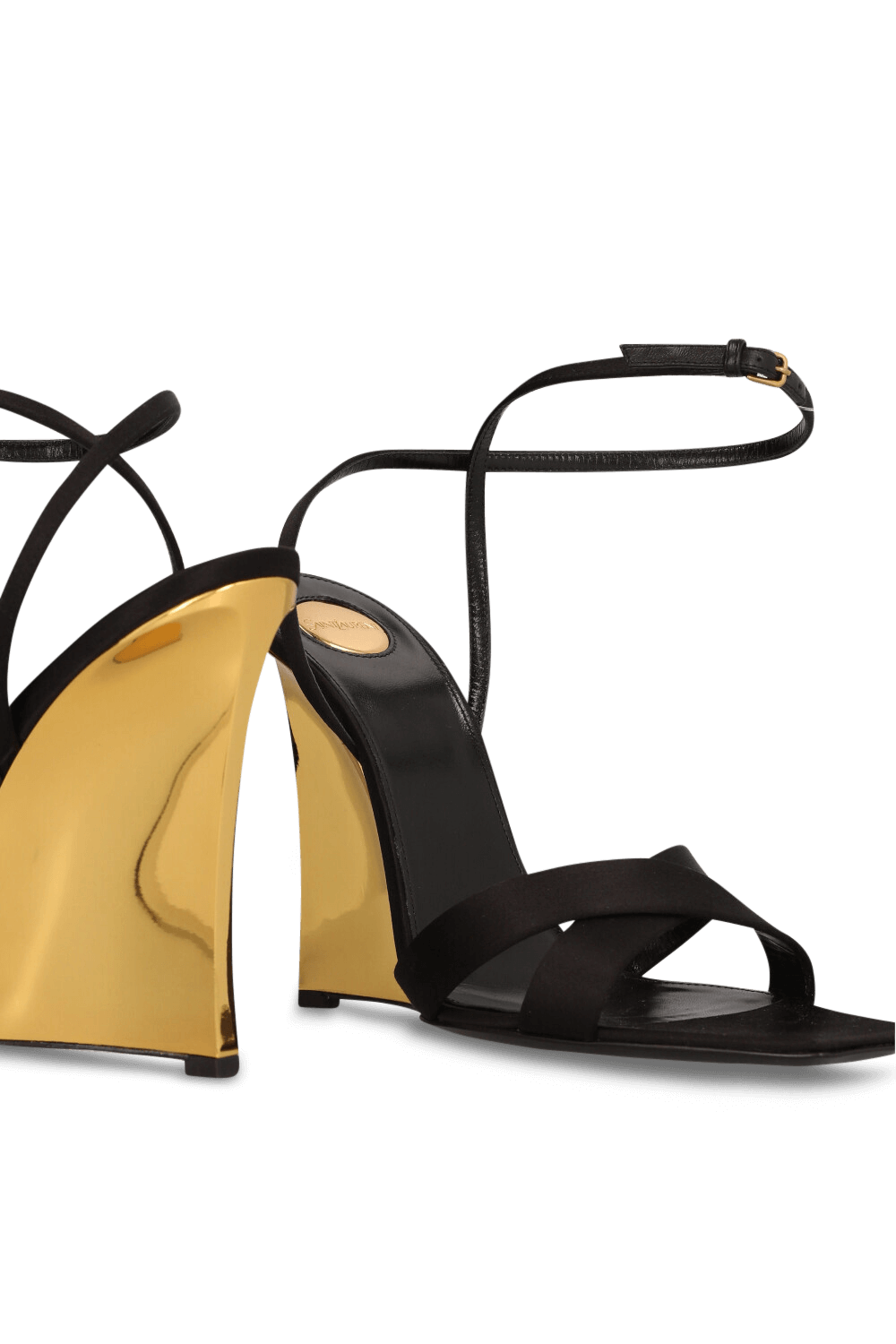 תמונת תקריב של סנדלי עקב