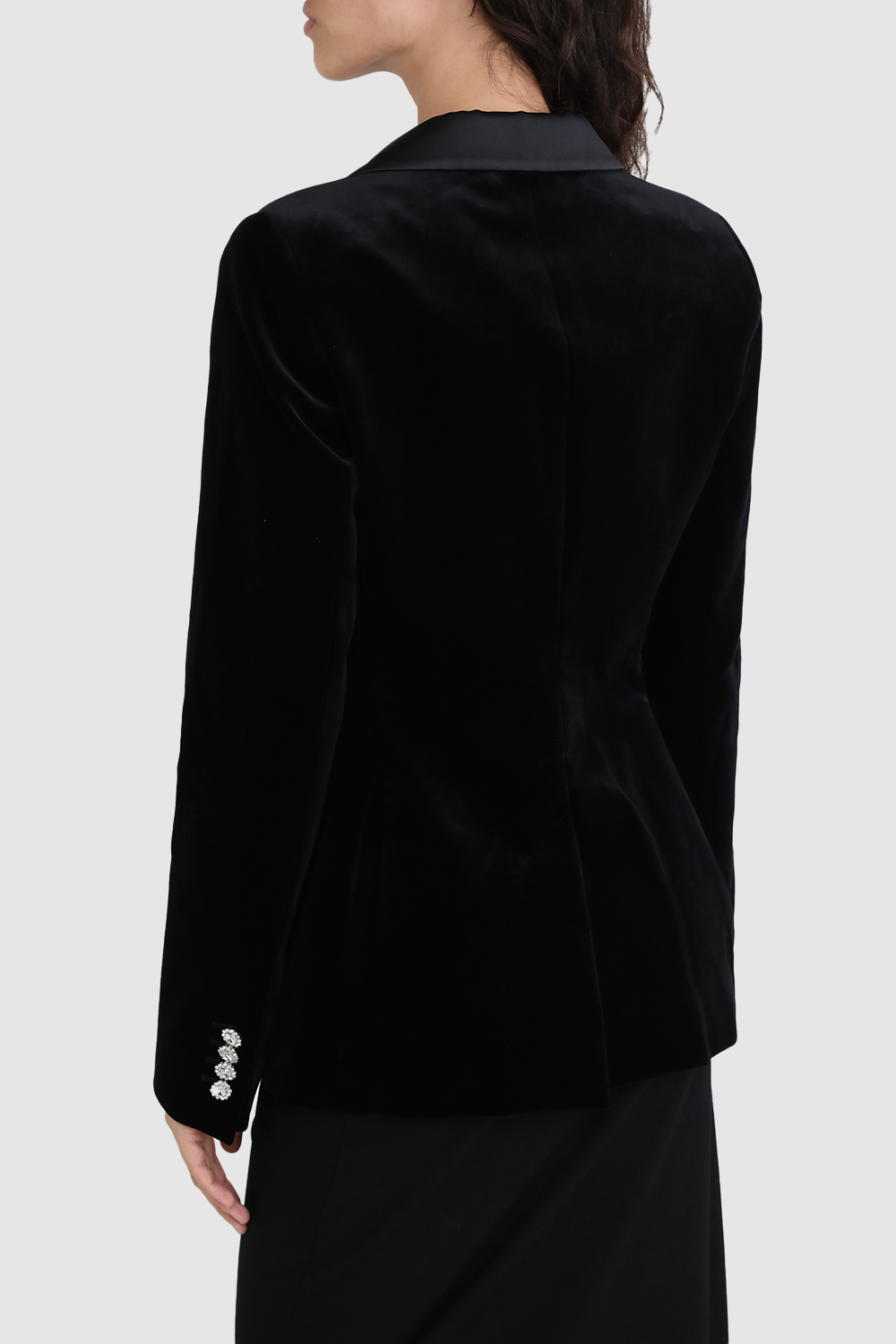 תמונת דוגמן אחורית של בלייזר קטיפה שחור