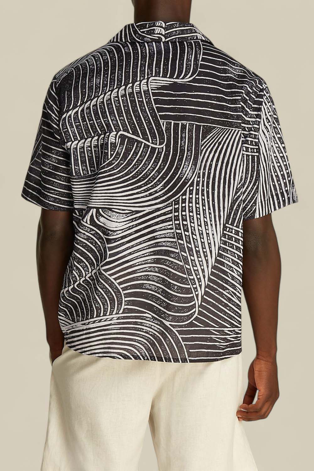 תמונת דוגמן אחורית של חולצה מכופתרת קצרה