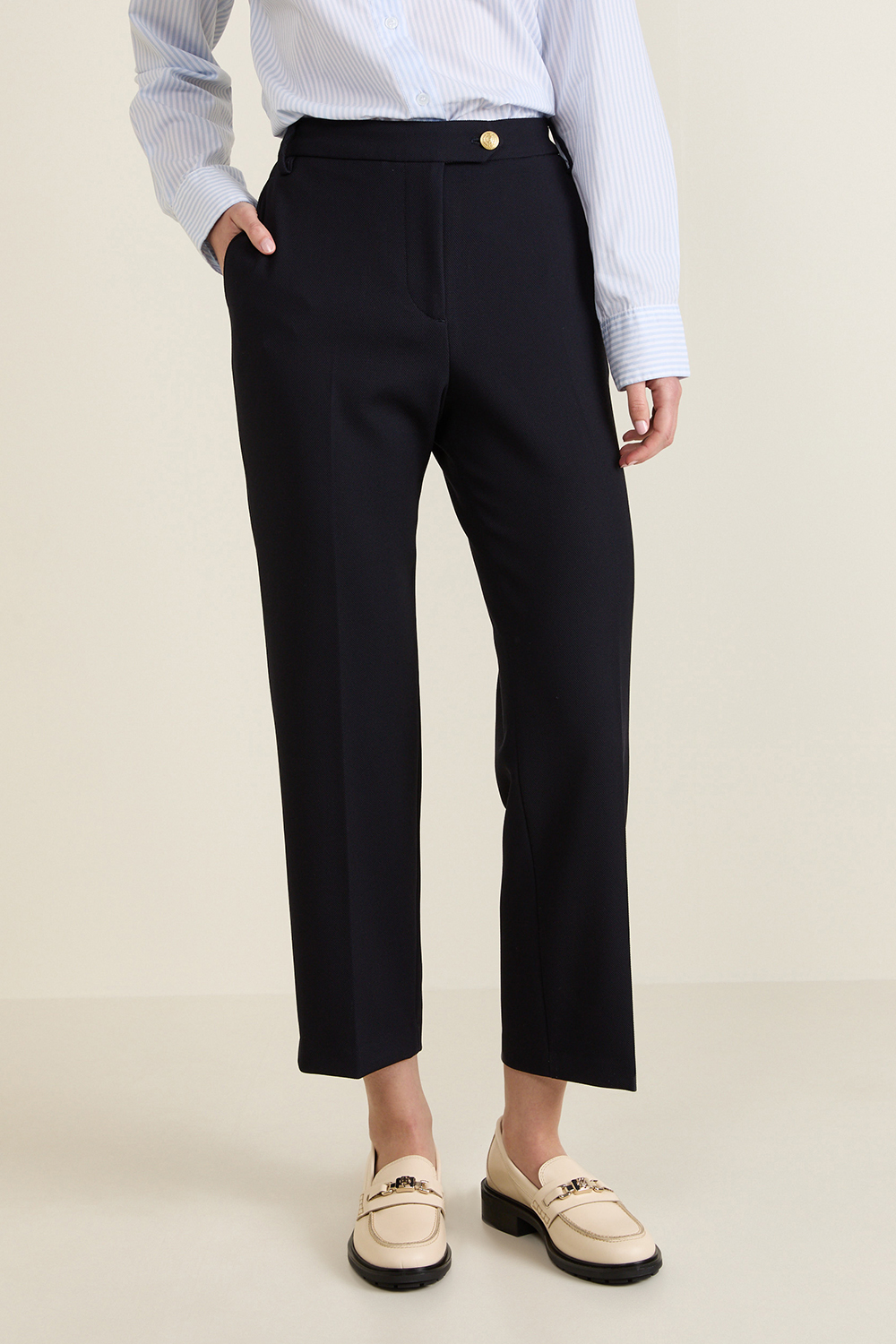 תמונת דוגמן קידמית של מכנסיים מחויטים