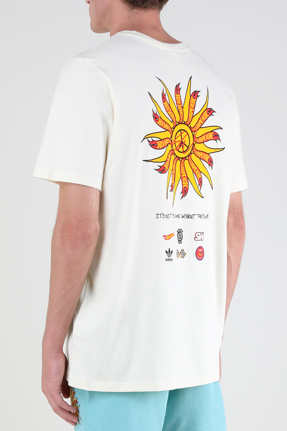 תמונת דוגמן אחורית של אדידס X שון ווטרספון והוט הילס חולצת טי עם הדפס בגב