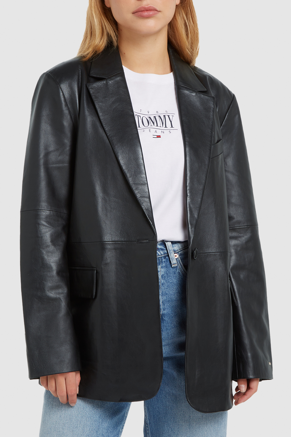 תמונת דוגמן קידמית של בלייזר עור שחור