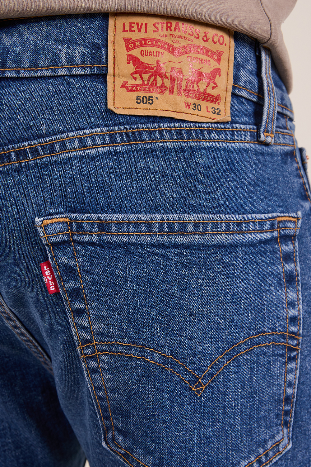 תמונת תקריב דוגמן של מכנסי ג`ינס 505 בגזרה ישרה