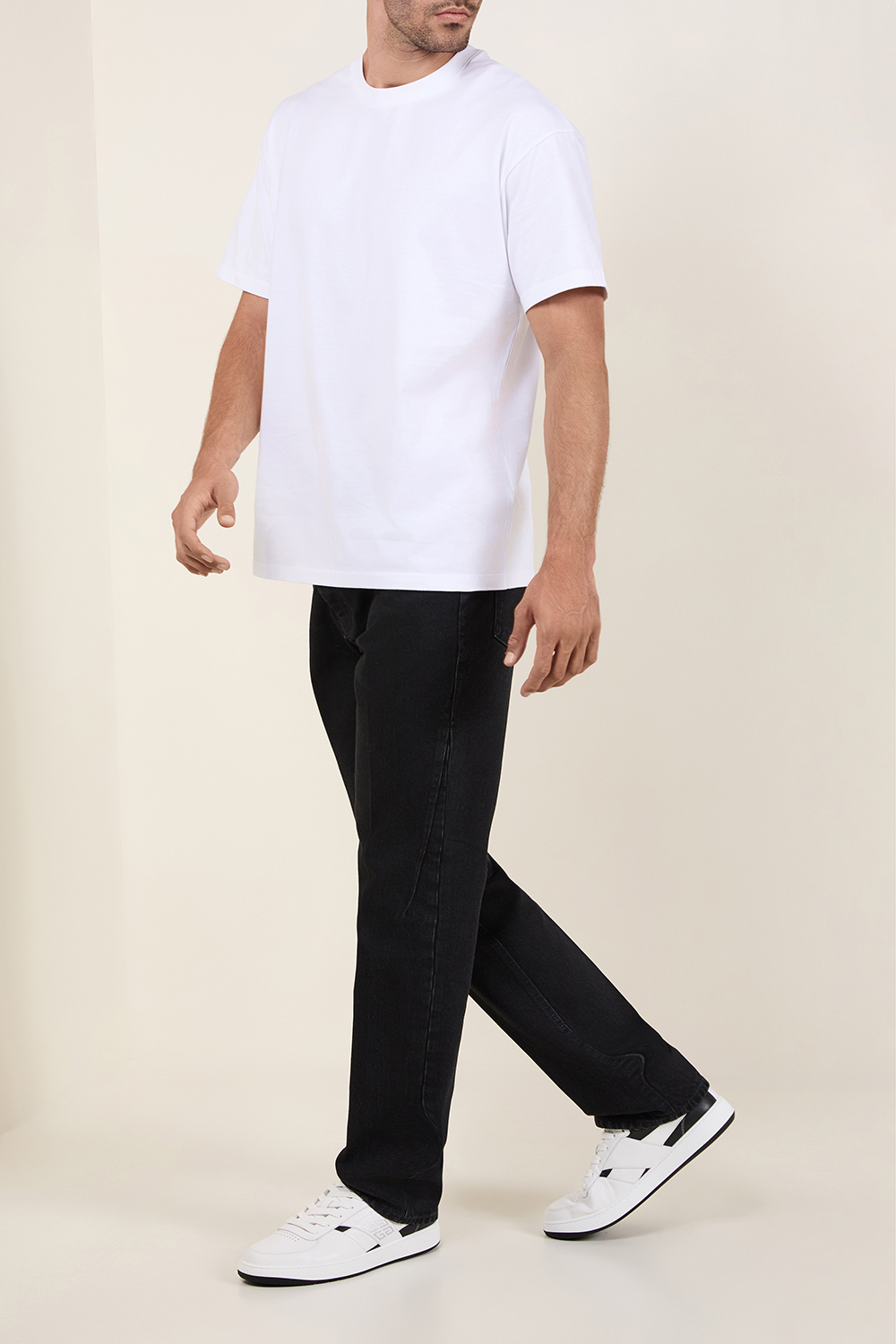 תמונת דוגמן קידמית של נעלי סניקרס