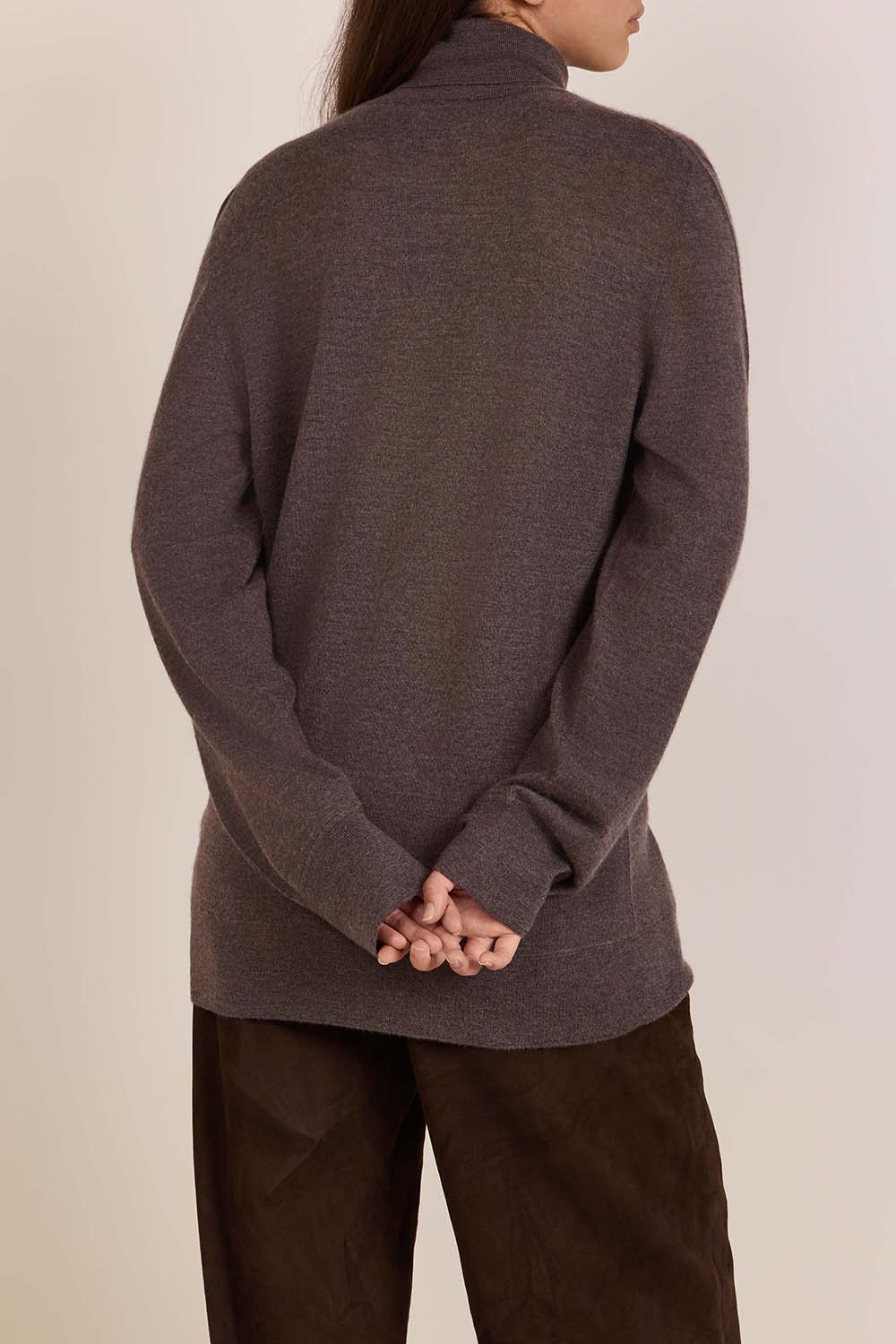 תמונת דוגמן אחורית של חולצת גולף קשמיר