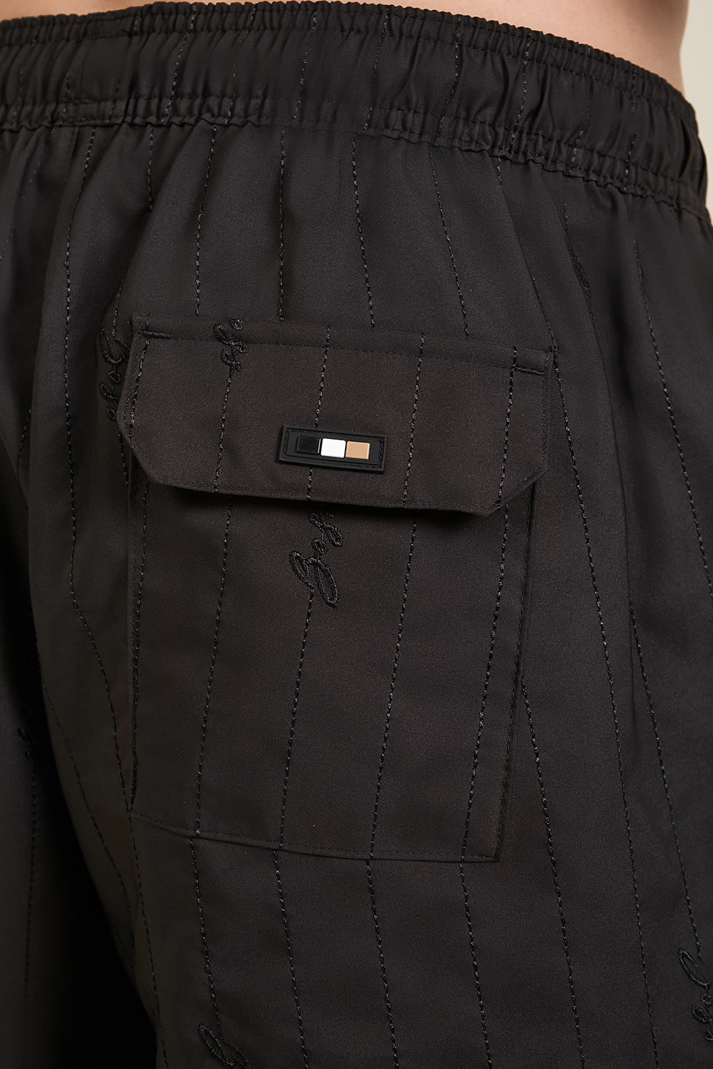 תמונת תקריב דוגמן של מכנסי בגד ים