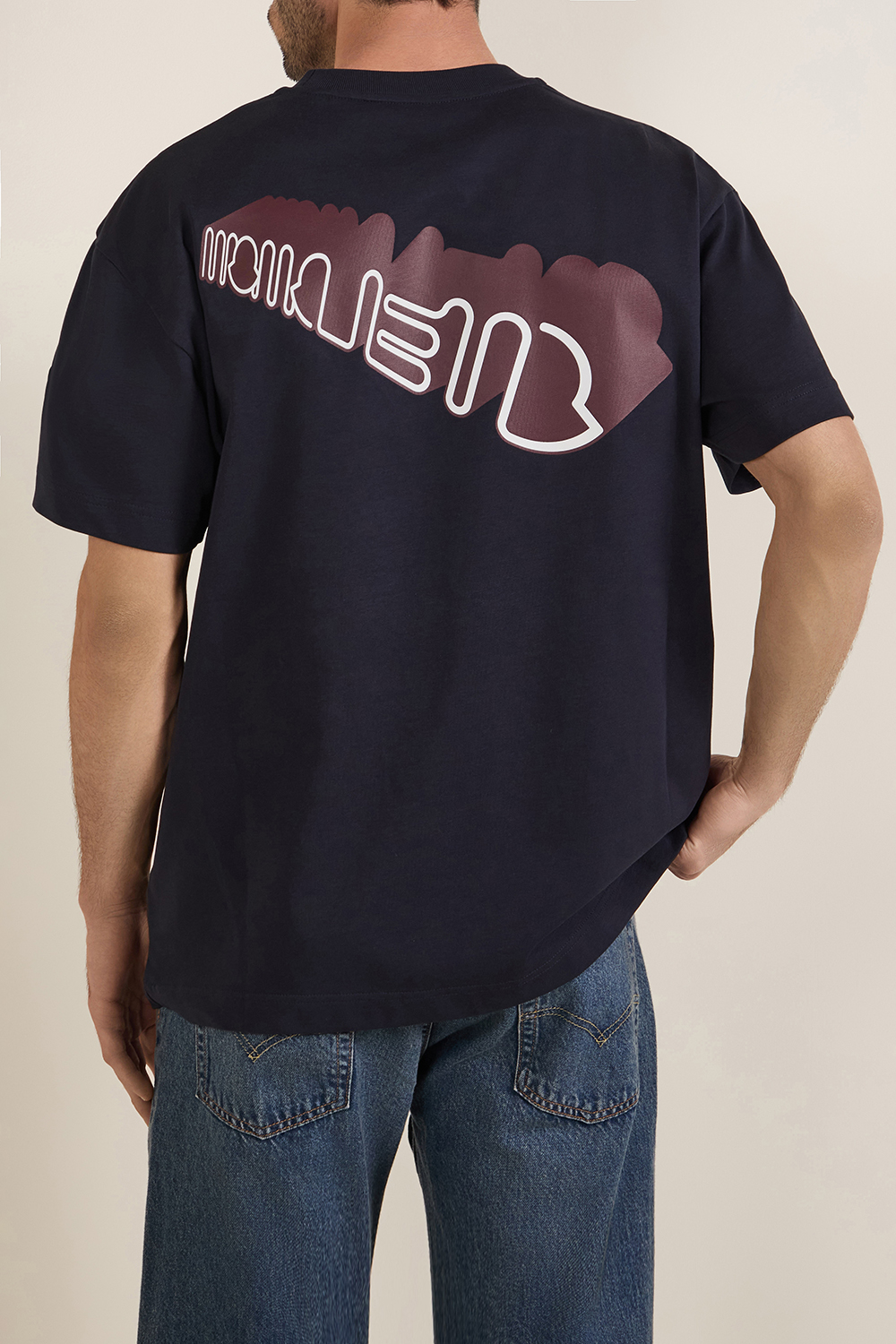 תמונת דוגמן אחורית של חולצת טי