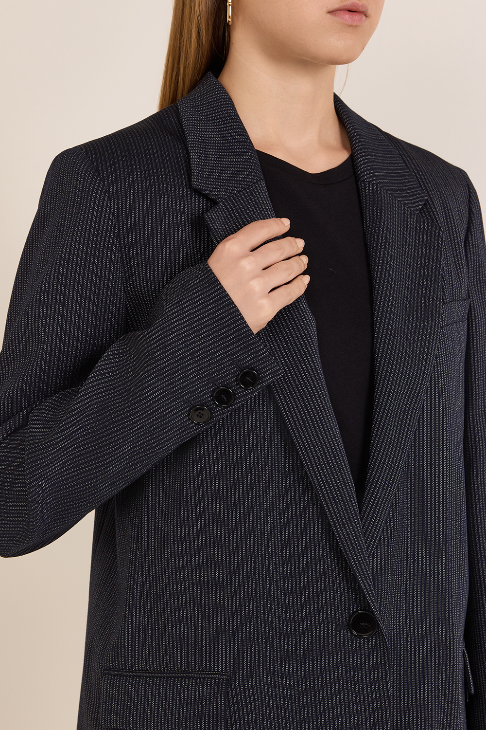 תמונת תקריב דוגמן של בלייזר פסים מחויט