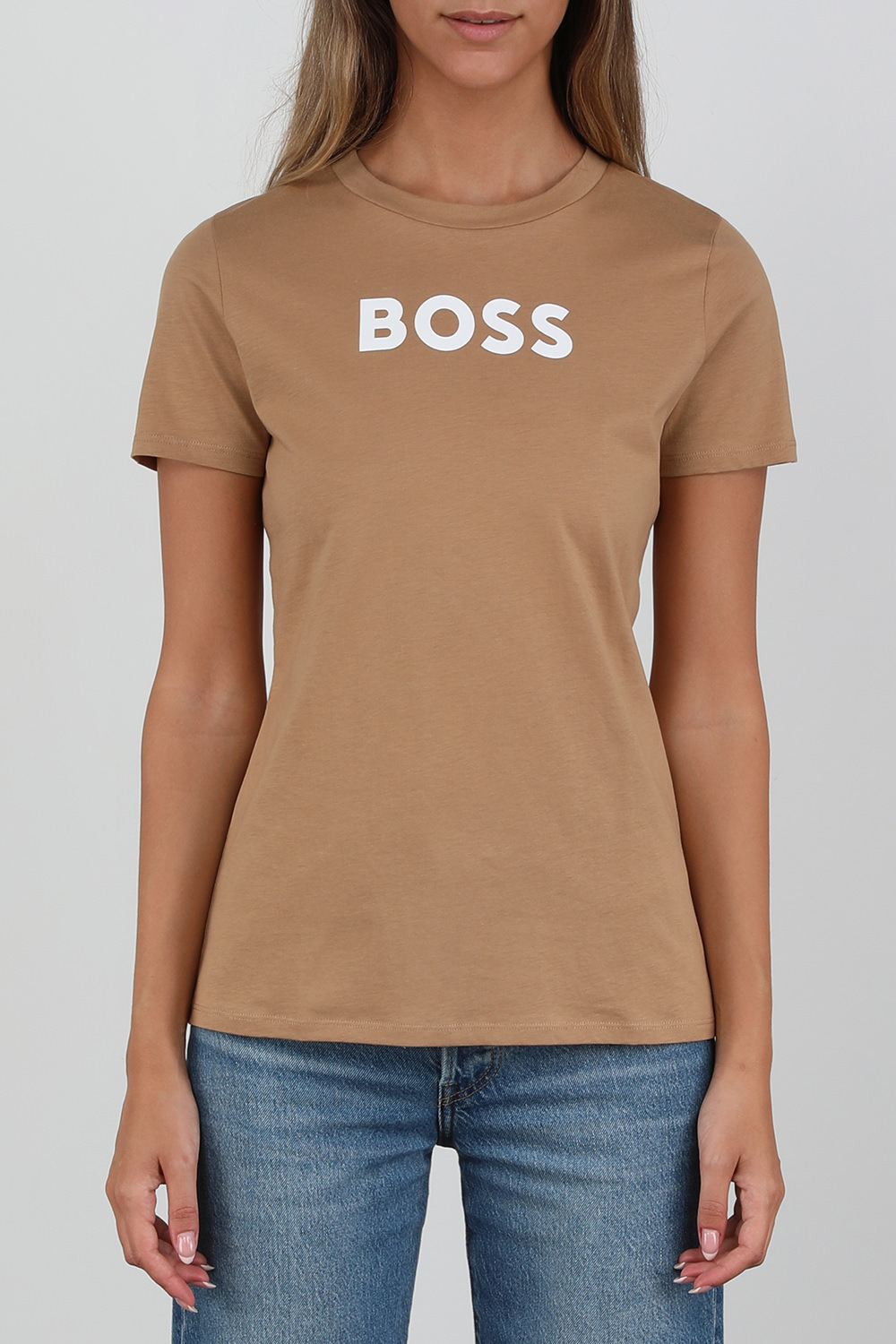 תמונת דוגמן קידמית של חולצת לוגו בצבע בז' כהה