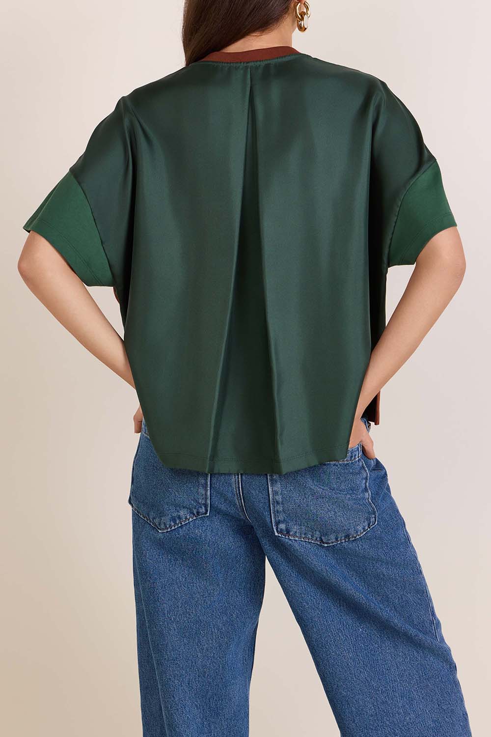 תמונת דוגמן אחורית של חולצת טי