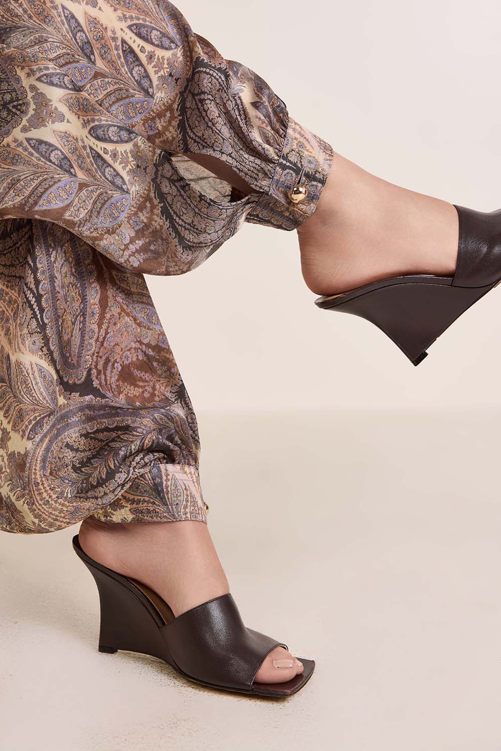 תמונת תקריב דוגמן של מכנסי הרמון