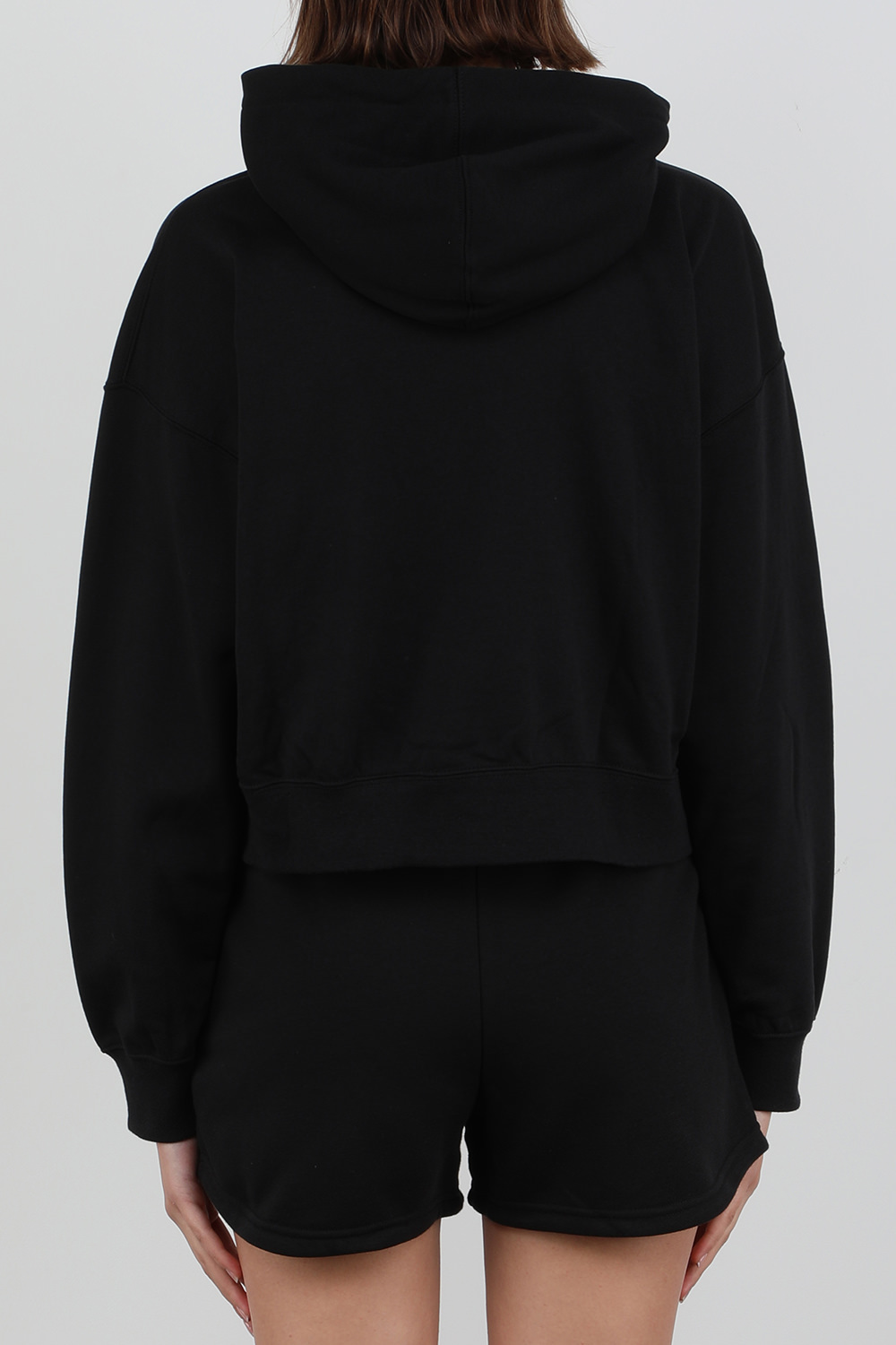 תמונת דוגמן אחורית של סווטשירט קפוצ'ון עם לוגו ג'ורדן בגוון שחור