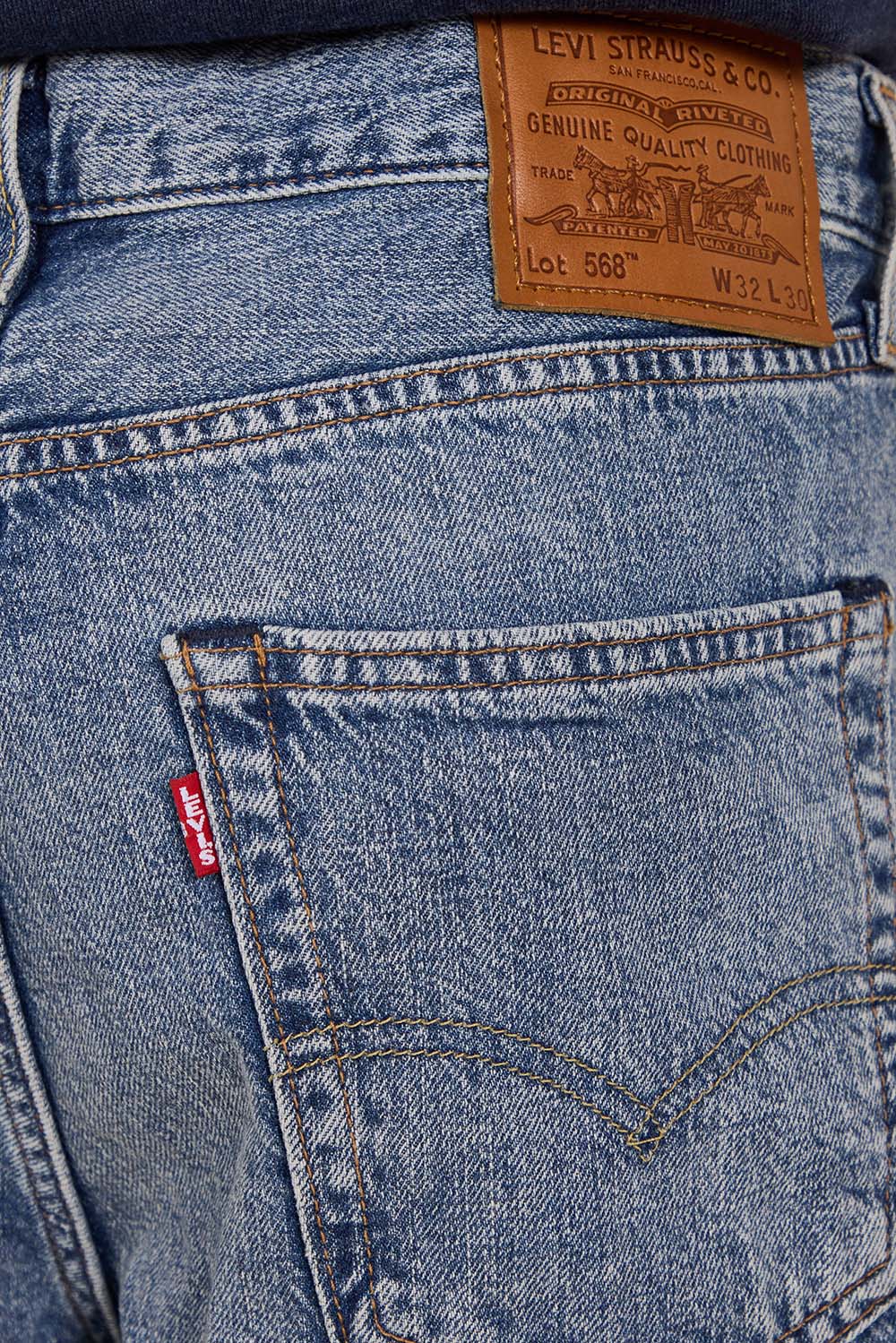 תמונת תקריב דוגמן של מכנסי ג'ינס 568 בגזרה רחבה