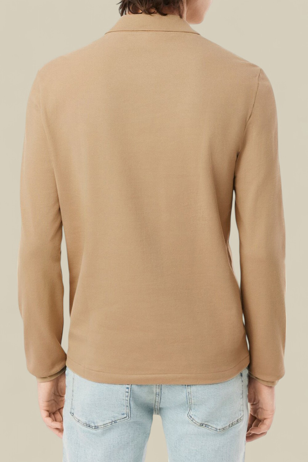 תמונת דוגמן אחורית של חולצת פולו