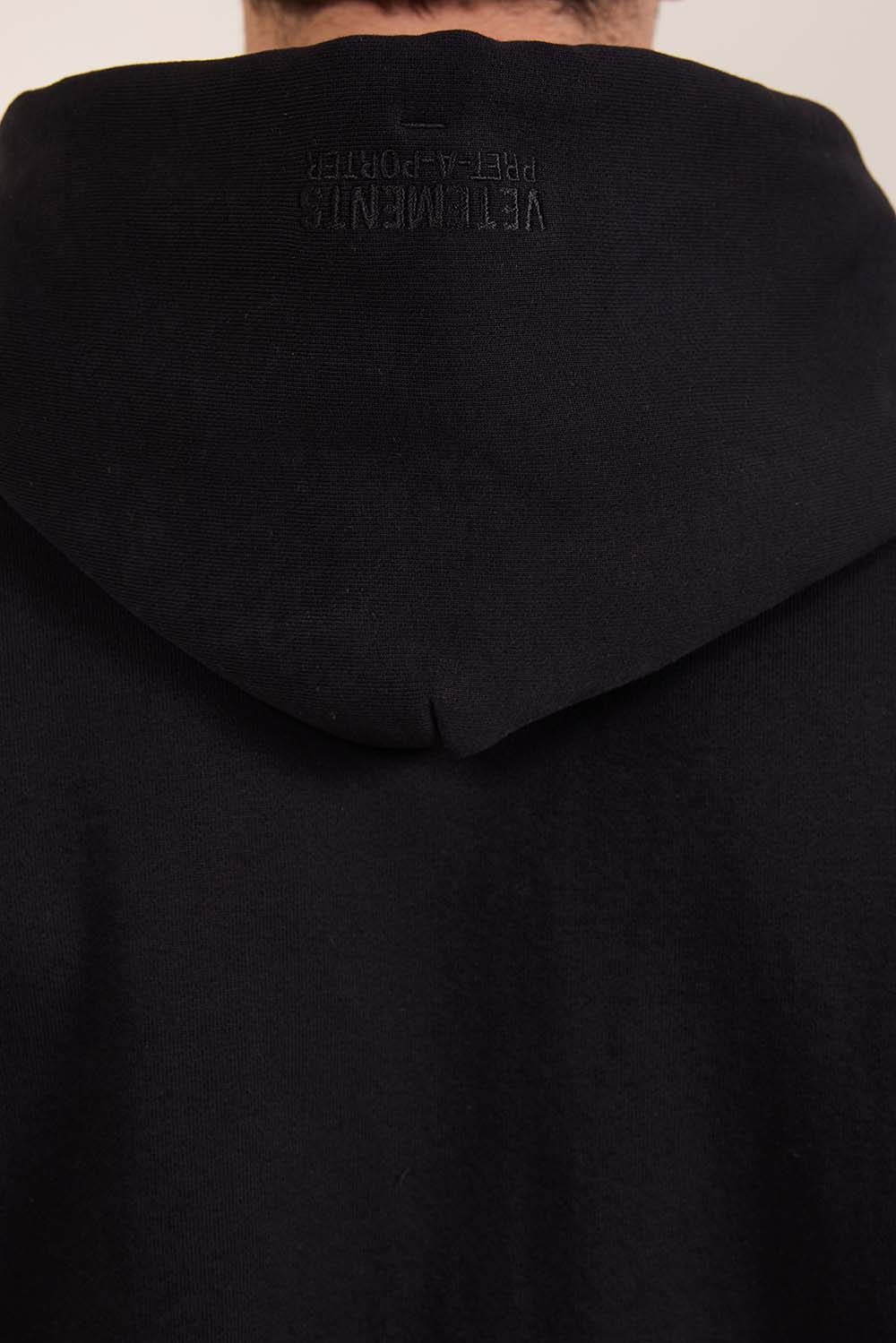 תמונת תקריב דוגמן של ז'קט קפוצ'ון