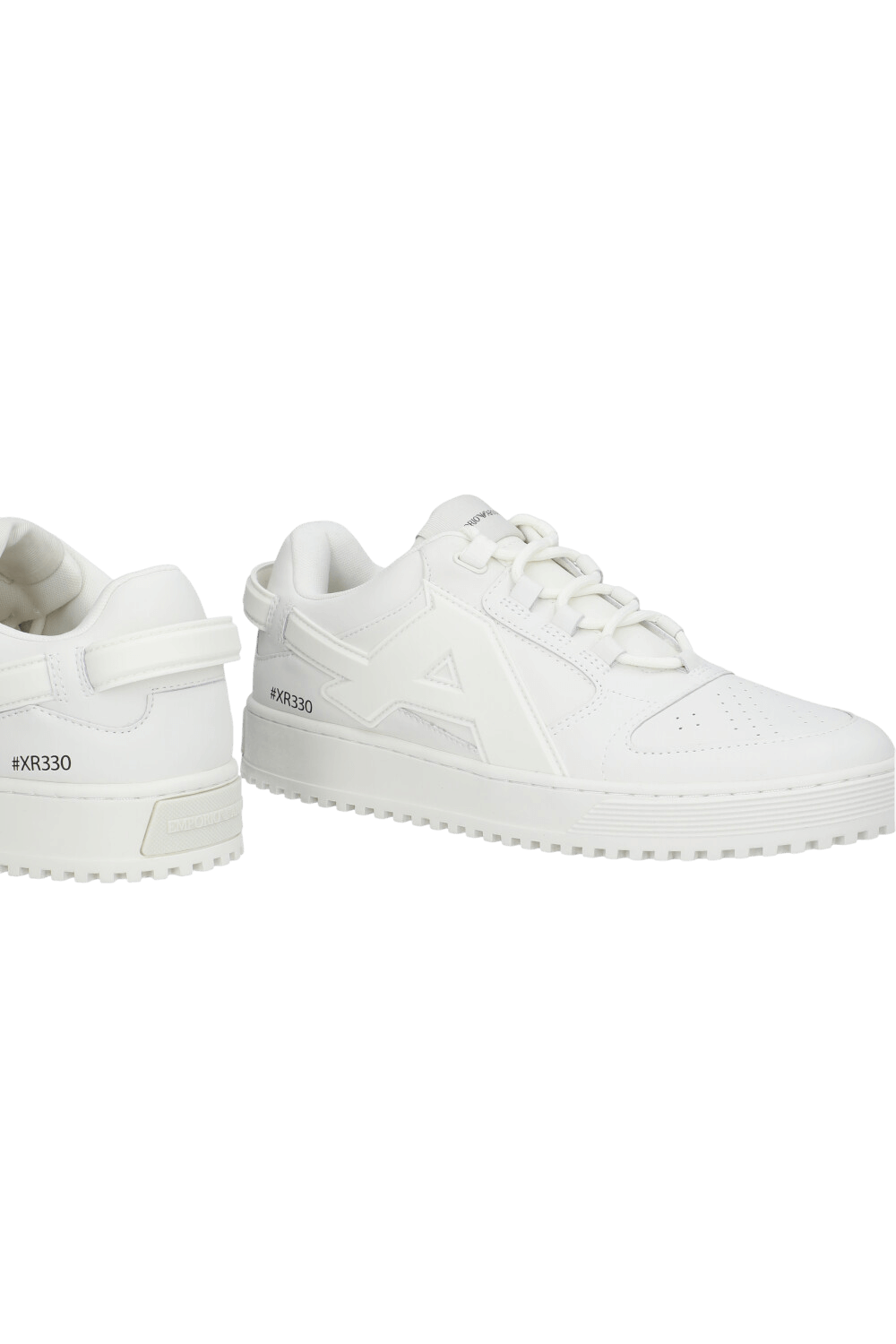 תמונת תקריב של נעלי סניקרס