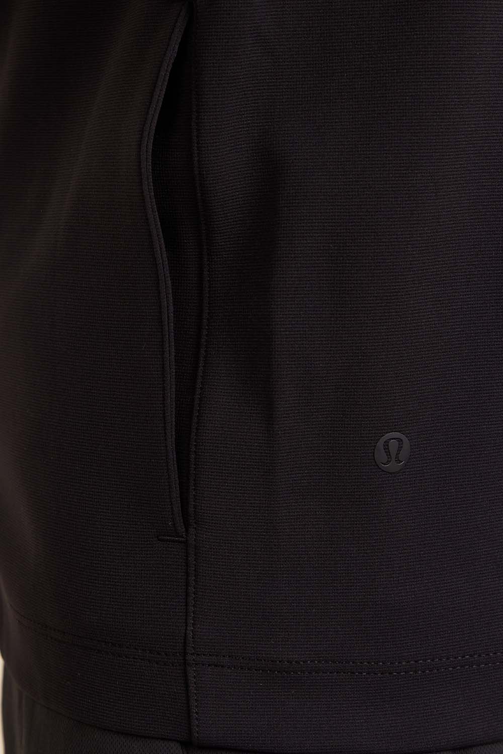 תמונת תקריב דוגמן של Sojourn Overshirt