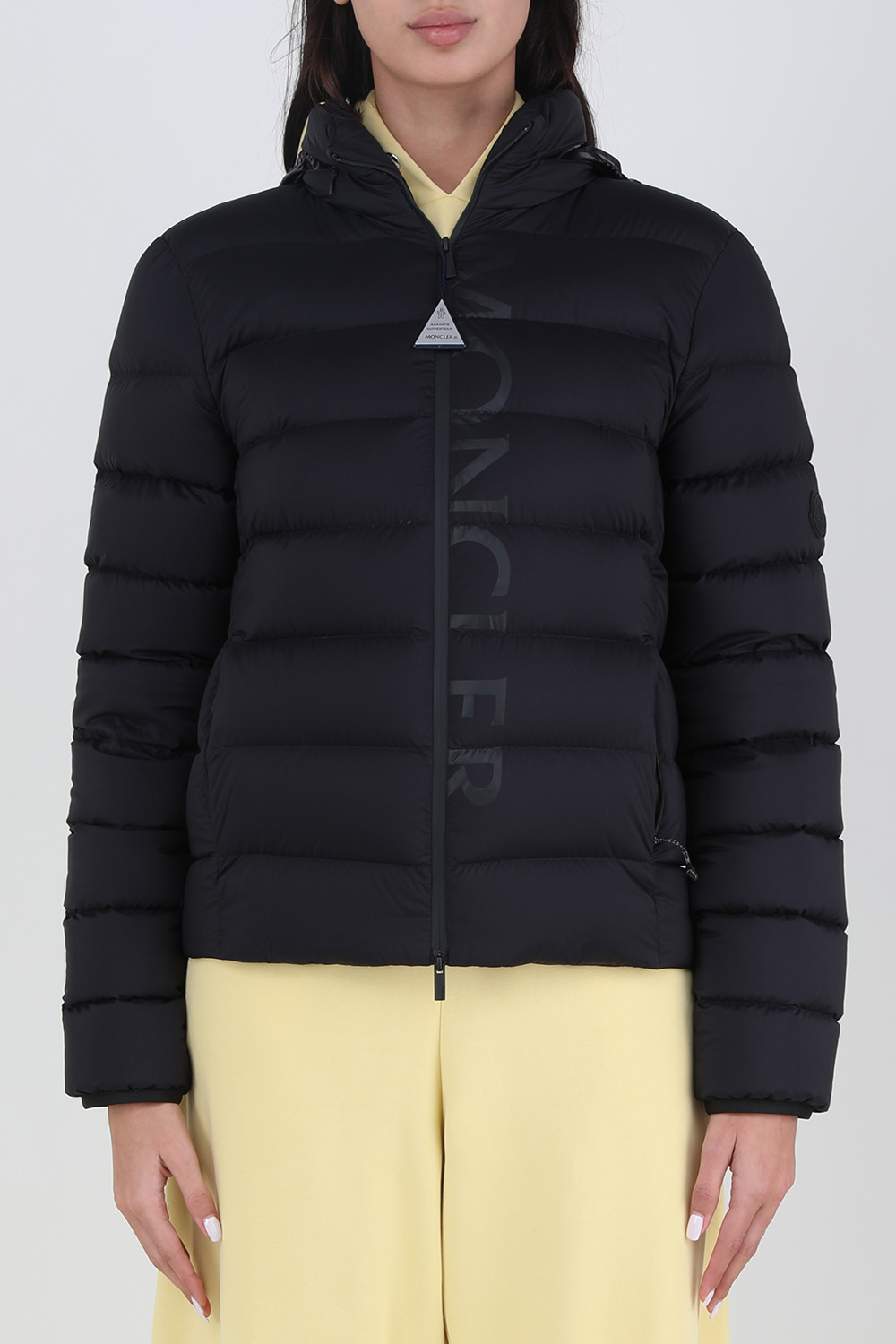 תמונת דוגמן קידמית של מעיל פאפר מרוכסן עם קפוצ'ון נשלף